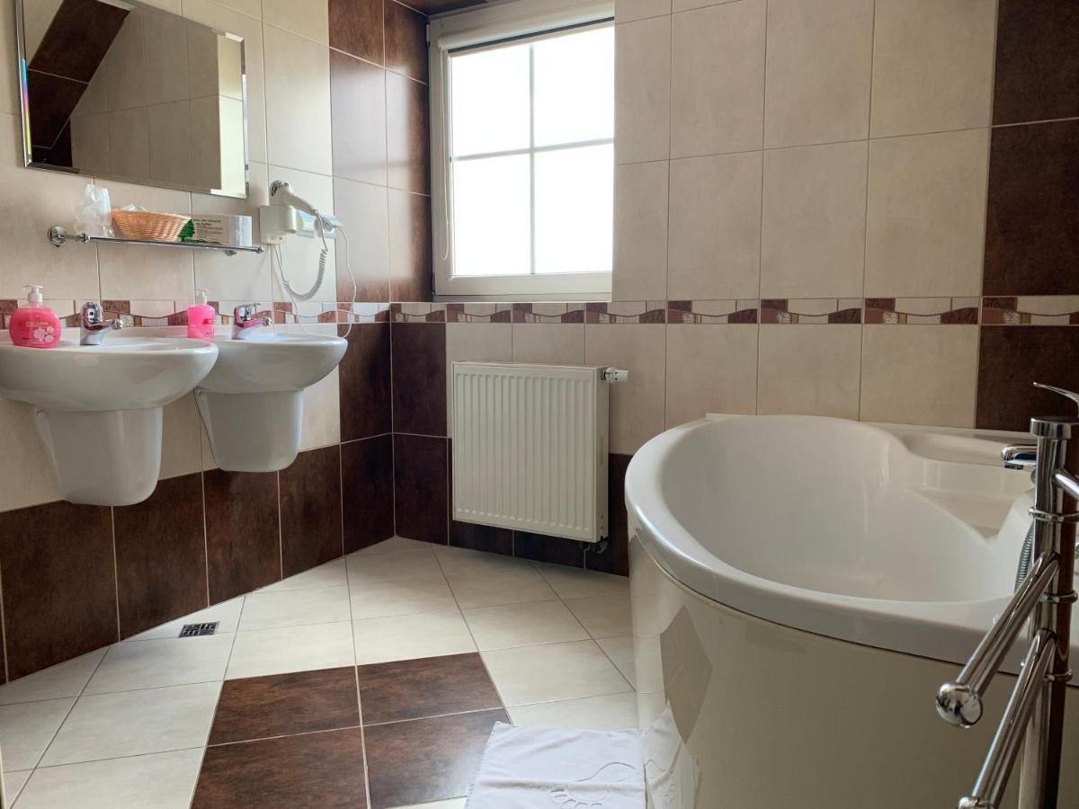 Hotel Kameleon タルノブジェク エクステリア 写真